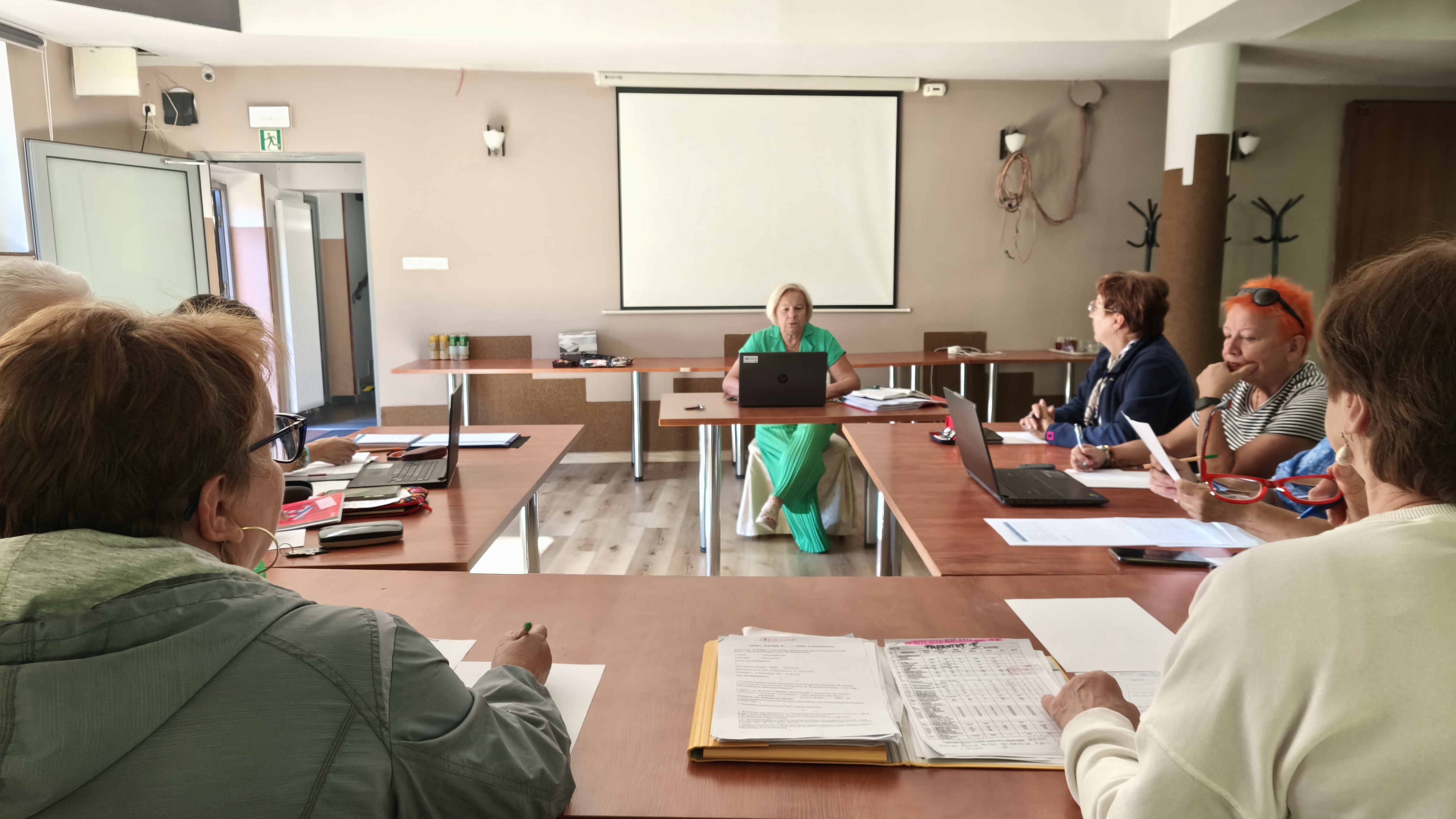 Zarząd UTW Nysa podczas szkolenia i wspólnej pracy nad dokumentami
